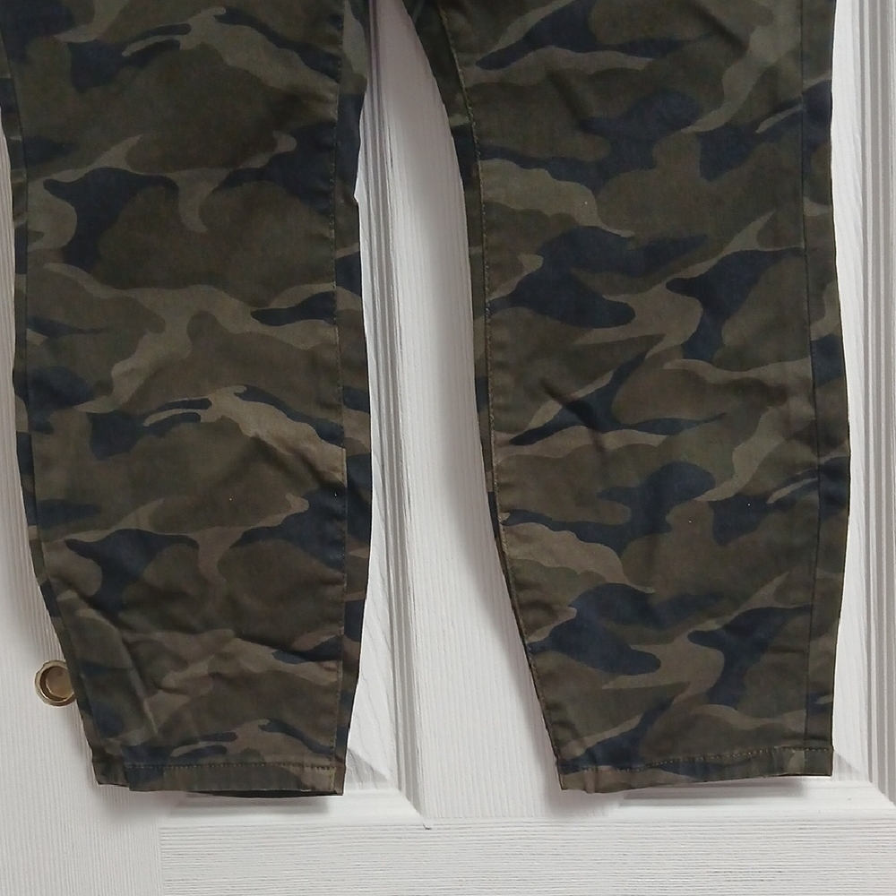 Torrid Camouflage Print Cropped Pants Size 12 Cotton/Spandex Blend - Picture 3 of 16